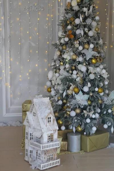 Διακοσμητικό Λευκό Σπίτι Κοντά Στο Χριστουγεννιάτικο Δέντρο — Φωτογραφία Αρχείου