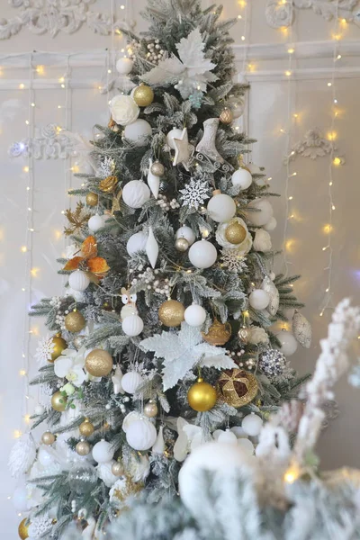 Árbol Navidad Decorado Con Bolas Flores —  Fotos de Stock