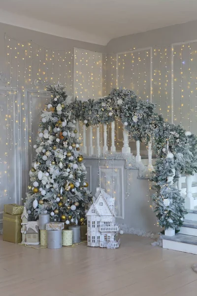 Regalos Bajo Árbol Navidad Cerca Escalera Blanca —  Fotos de Stock