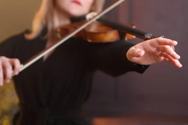 女小提琴手拉小提琴 — 图库照片