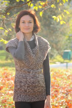 Güz parkında güzel bir kız Ağacın yanında