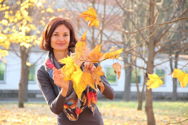 Девушка Жёлтыми Листьями Руках Осеннем Парке — стоковое фото