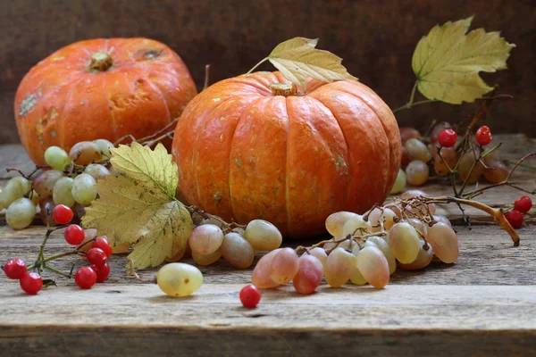 Kürbis Und Trauben Auf Einem Holztisch — Stockfoto