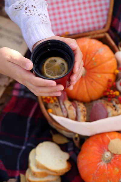 Tea Lemon Thermos Flask — Stock Photo, Image