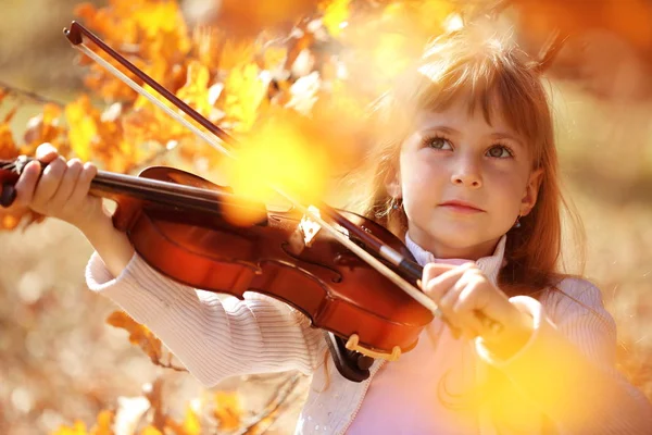 Mädchen Herbstpark Spielt Geige — Stockfoto