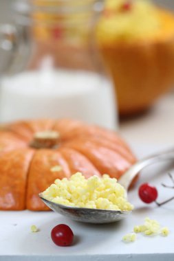 Sütlü darı lapası beyaz arka planda bir masada