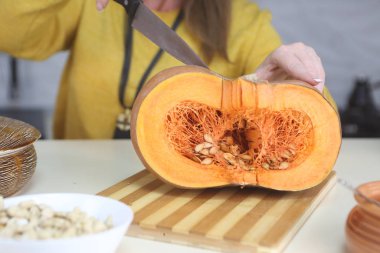 Mutfakta bir kabak kesilmiş eller