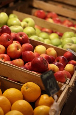 Manav tezgahı. Sokak ticareti. Meyve ve sebzeler kutularda