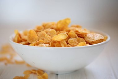 Masanın üstünde sütle mısır gevreği.