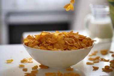 Mısır gevrekleri bir tabağa serpiştirilir