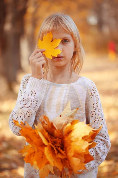 Flicka Med Ett Gult Löv Lönn Blundade — Stockfoto