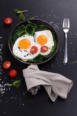 Kızarmış yumurta ve vişneli domatesle hayat