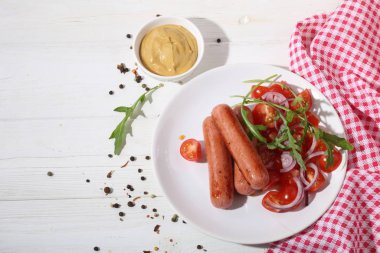 Sebzeli sosis, roka ve hardal.