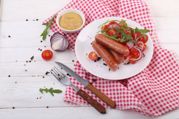 Fried Sausages Tomatoes Onions Arugula Mustard White Wooden Background — Stock Photo, Image