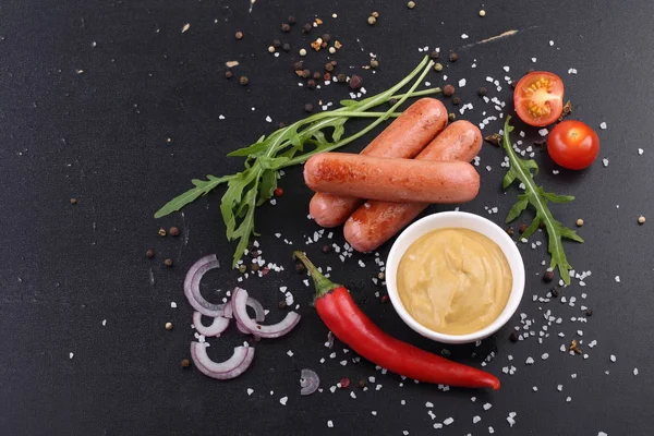 Embutidos Con Mostaza Tomates Sobre Fondo Negro — Foto de Stock