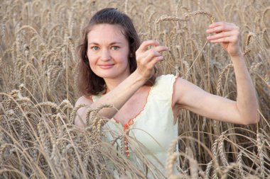 Kız dikenli kalp yaptı.