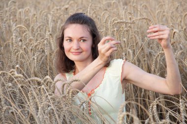 Kız dikenli kalp yaptı.