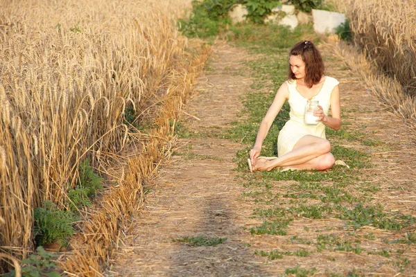 Chica Del Campo Bebe Leche Una Lata Campo Trigo — Foto de Stock