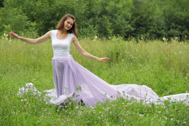 Rüzgarda hafif elbiseli kız