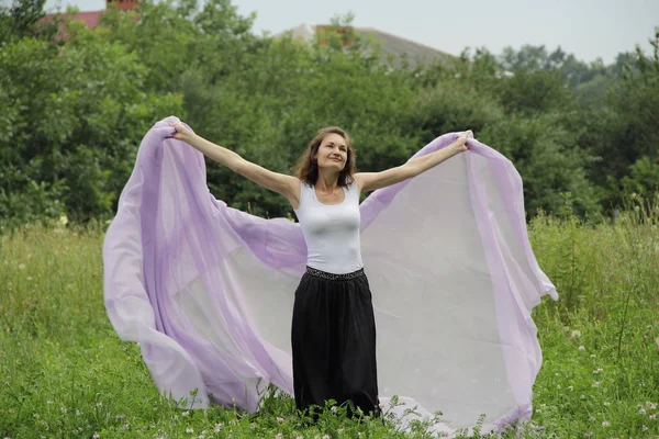 Meisje Het Park Een Chiffon Jurk — Stockfoto