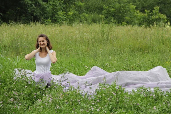 Mädchen Einem Leichten Kleid Wind — Stockfoto