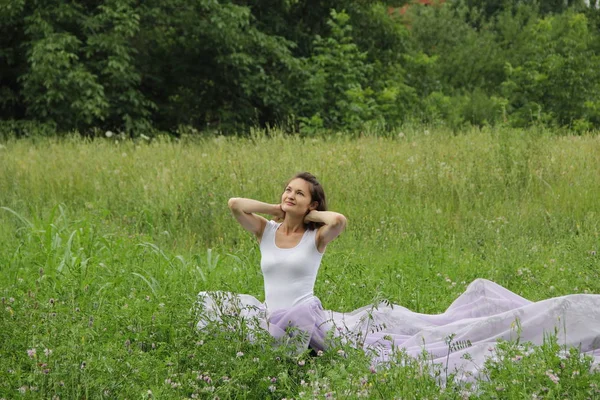 Meisje Het Park Een Chiffon Jurk — Stockfoto