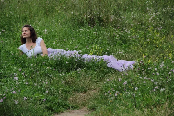 Het Meisje Het Park Ligt Het Gras — Stockfoto