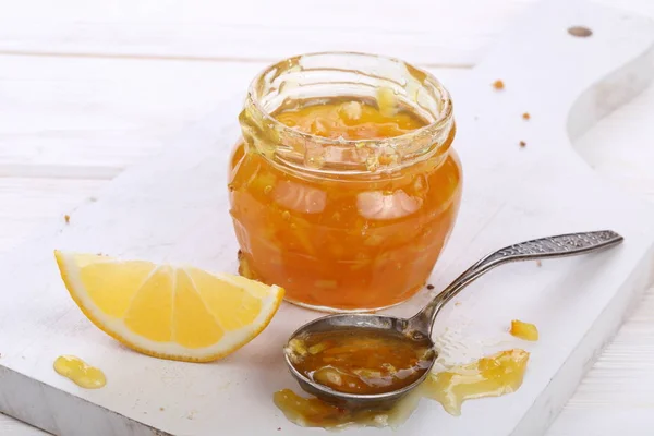 Cuillère Avec Confiture Orange Sur Fond Bois — Photo