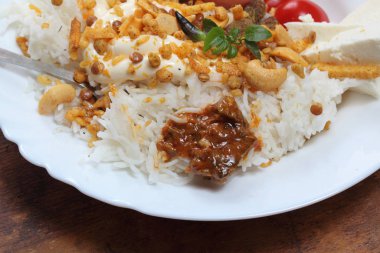 Pirinç ve mango turşulu Alu Pyaj Chanachur.