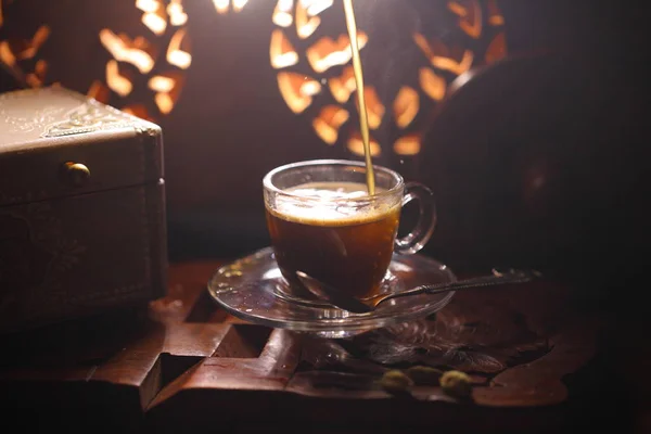 Koffie Wordt Een Glazen Beker Gegoten Gearomatiseerde Koffie — Stockfoto