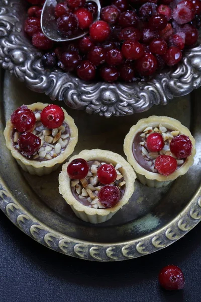 Gâteaux Aux Canneberges Noisettes Sur Fond Noir — Photo