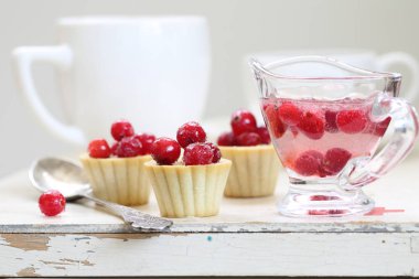 Meyveli kek ve fındık.