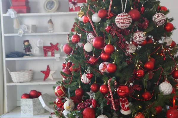 Árbol Navidad Con Bolas Rojas Blancas Decoración —  Fotos de Stock