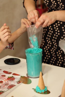 Çocukların elleri kurabiyelerden bir Noel ağacı yapar. Yenilebilir ağaç