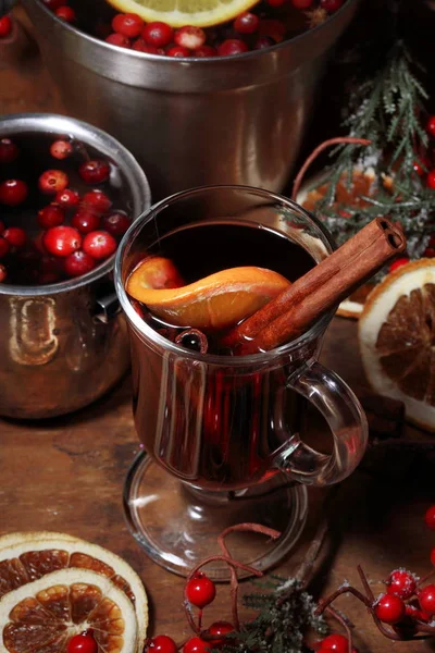 Glühwein Mit Orange Und Zimt Auf Einem Holztisch — Stockfoto