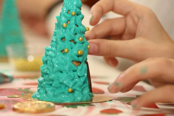 Mãos Crianças Decoram Uma Árvore Natal Biscoitos — Fotografia de Stock