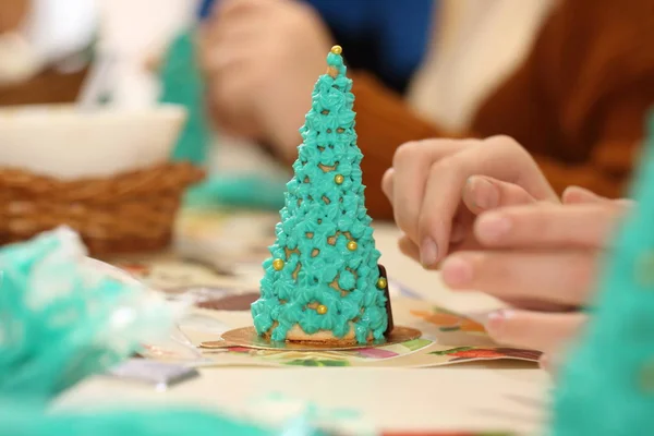Kinderhanden Maken Een Kerstboom Van Koekjes Eetbare Boom — Stockfoto