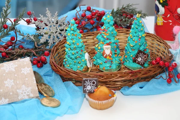 Kerstboom Koekjes Een Rieten Mandje — Stockfoto