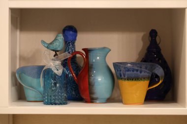 Rafta kil seramik bardaklar. Seramik Ürünler