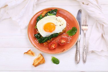 Beyaz arka planda kızarmış yumurtalarla hayat.