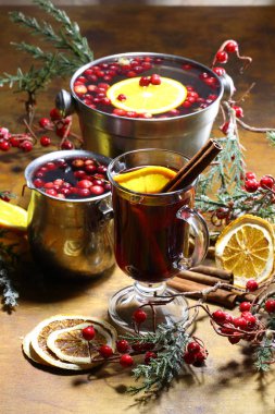 Tarçınlı ve portakallı sıcak şarap