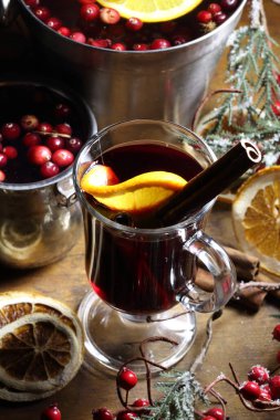 Sıcak şarap. Baharatlı, tarçınlı ve portakallı sıcak şarap