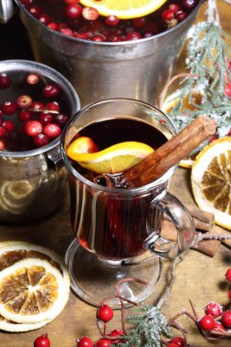 Şeffaf bir bardakta sıcak şarap. Sıcak sıcak şarap.