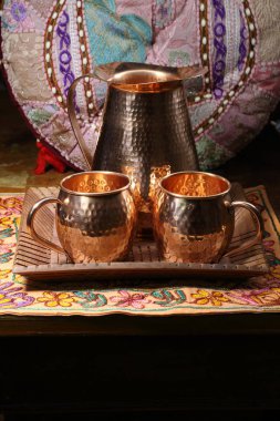 Tepside bakır çatal bıçaklarla dolu bir hayat