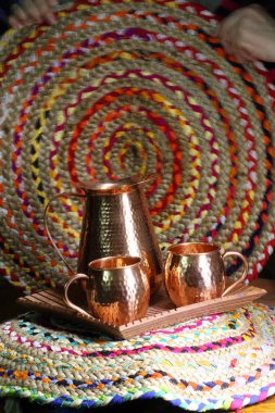 Tahta tepside iki fincan ve bir sürahi.