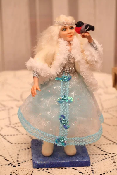Puppe Schneemädchen Hält Gimpel Der Hand — Stockfoto