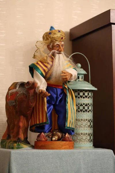 Figurine Vecchio Hottabych Accanto Una Lanterna Decorativa — Foto Stock