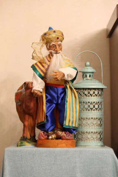 Figurine Vecchio Hottabych Accanto Una Lanterna Decorativa — Foto Stock