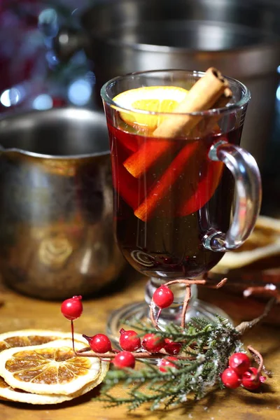 Glühwein Glühwein Mit Gewürzen Zimt Und Orange — Stockfoto