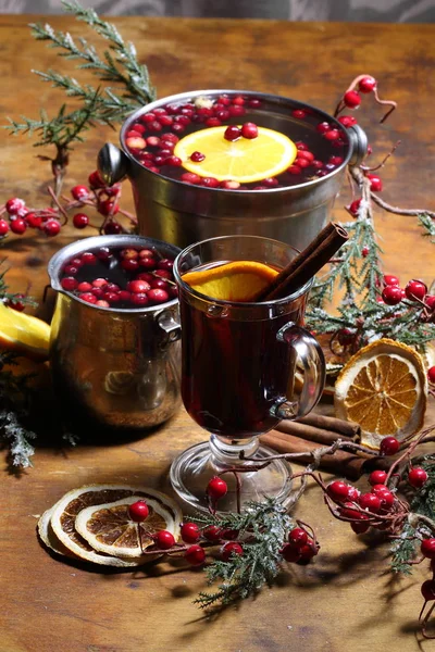 Glühwein Glühwein Mit Gewürzen Zimt Und Orange — Stockfoto